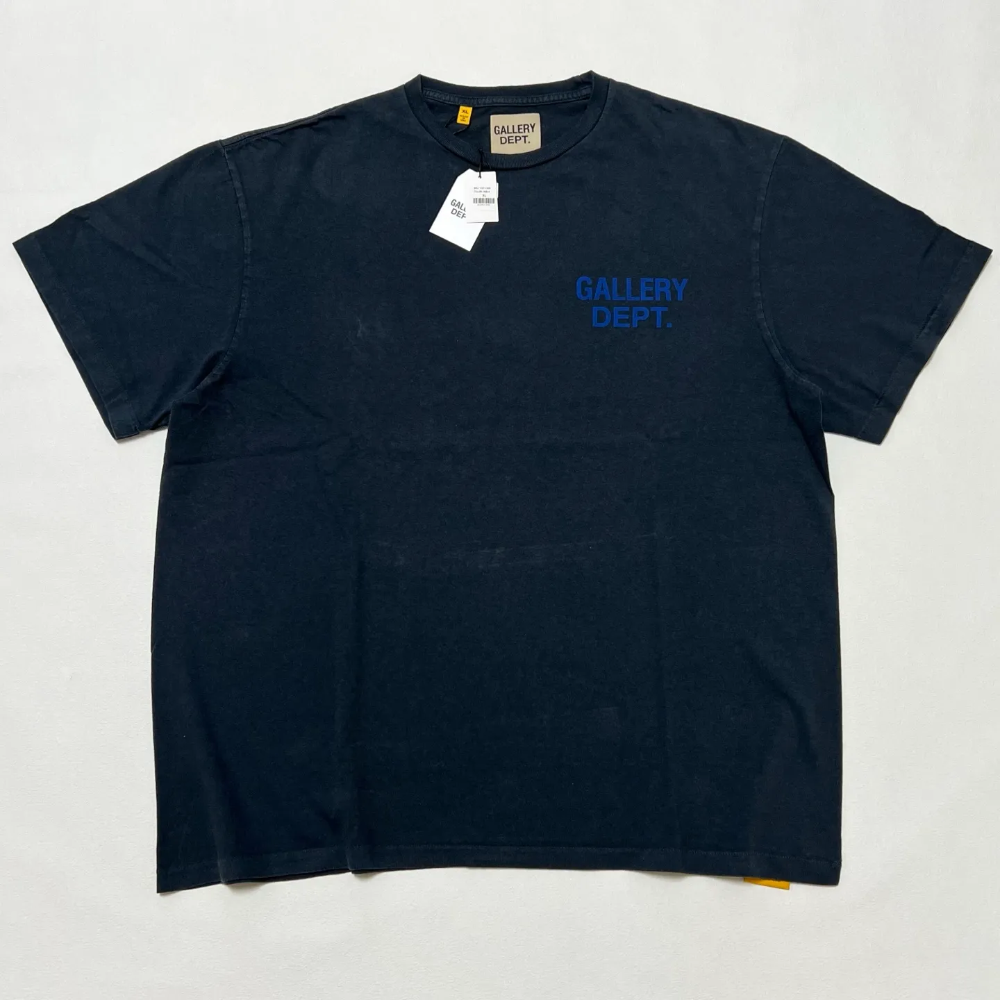 GALLERY DEPT. SOUVENIR TEE/WASHED BLACK Blue English LOGO short-sleeved Hollywood limited English TEE Washed black S-XL Assute garments dyed Re-washed and distressed Cylindrical fabric without side seams Non-open version Original development Complete accessories/matching Details in place